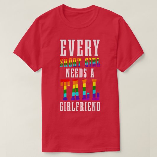 Every Short Girl Needs A Tall Girlfriend LGBTQ Les Tシャツ (デザイン正面)