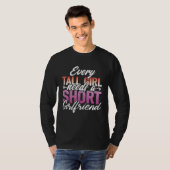 Every Tall Girl Needs A Short Girlfriend  LGBT Les Tシャツ (正面フル)