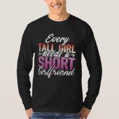 Every Tall Girl Needs A Short Girlfriend LGBT Les Tシャツ (正面)