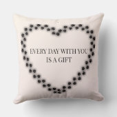 Everyday Companion Tribute Pillow クッション (裏面)