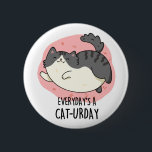 Everyday's A Cat-urday Funny Fat Kitty Cat Pun 缶バッジ<br><div class="desc">Everyday's A Cat-urday Funny Fat Kitty Cat Pun features an adorable fat kitty cat doing a happy jig because everyday's a cat-urday. Cute pun gift for family and friends who love cats and puns.</div>