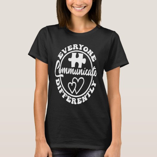 Everyone Communicate Differently Autism Awareness Tシャツ (正面)