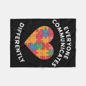 Everyone Communicates Differently Autism Awareness フリースブランケット (正面(横))