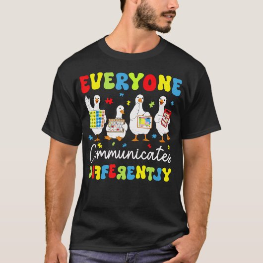 Everyone Communicates Differently Autism Tシャツ (正面)