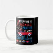 Everyone In America Parties On My誕生日7月4日 コーヒーマグカップ (左)