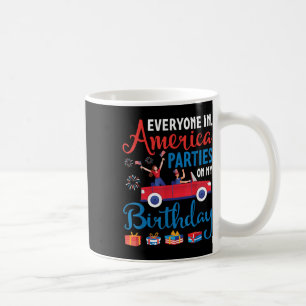 Everyone In America Parties On My誕生日7月4日 コーヒーマグカップ