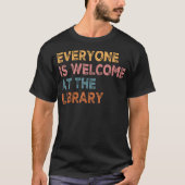Everyone Is Welcome At The Library Librarian Reade Tシャツ (正面)