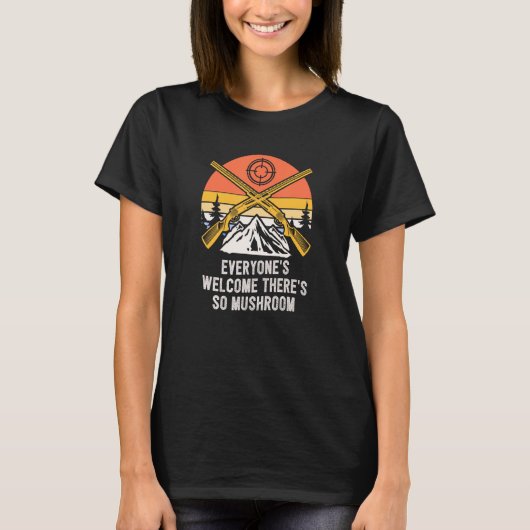 Everyones Welcome  Mushroom Hunting Humor Horticul Tシャツ (正面)