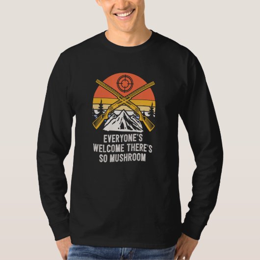 Everyones Welcome  Mushroom Hunting Humor Horticul Tシャツ (正面)