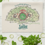 Everything Grows in THE SHIRE™ キッチンタオル<br><div class="desc">Bring a little piece of Middle-Earth™ to your everyday with this charming Lord of the Rings™ design inspired by the cozy hills of Hobbiton. Featuring a storybook-style hobbit hole with its iconic round green door tucked into a lush hillside, the artwork is paired with the beloved phrase, “Everything grows in...</div>