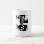 EVERYTHING IS IMPORTANT | アンチ・デザイン・タイポグラフィA コーヒーマグカップ (中央)