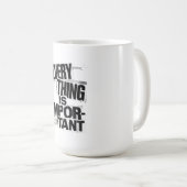 EVERYTHING IS IMPORTANT | アンチ・デザイン・タイポグラフィA コーヒーマグカップ (正面右)