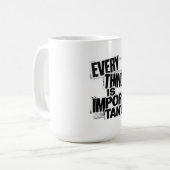 EVERYTHING IS IMPORTANT | アンチ・デザイン・タイポグラフィA コーヒーマグカップ (正面左)