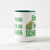 Eveyoneはアイルランドの少女のマグを愛します ツートーンマグカップ (中央)