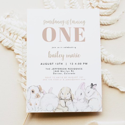 EVIEのキュートなパステルカラーのベイビーバニー 1歳の誕生日 招待状