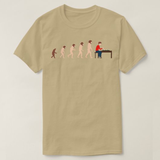 Evolution Chess Player Funny Gift Idea (2) Tシャツ (デザイン正面)