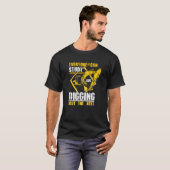 Excavator Digging Construction Worker Building Sit Tシャツ (正面フル)