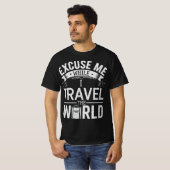 Excuse-Me While I Travel The World Funny Tourism Tシャツ (正面フル)
