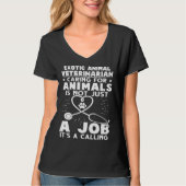 Exotic Animal Veterinarian Caring Animals Not Just Tシャツ (正面)