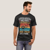Exotic Animal Veterinarian Helping Animals One Paw Tシャツ (正面フル)