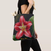 Exotic Red Lily Bloom - Luxury Floral Illustration トートバッグ (クローズアップ)