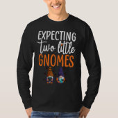 Expecting Two Little Gnomes Halloween Pregnancy Tw Tシャツ (正面)