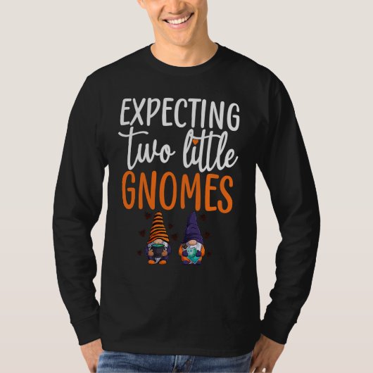 Expecting Two Little Gnomes Halloween Pregnancy Tw Tシャツ (正面)