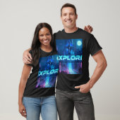 EXPLORE - サイバーパンク アンドロイド SF都市 ネオンテック Tシャツ (ユニセックス)