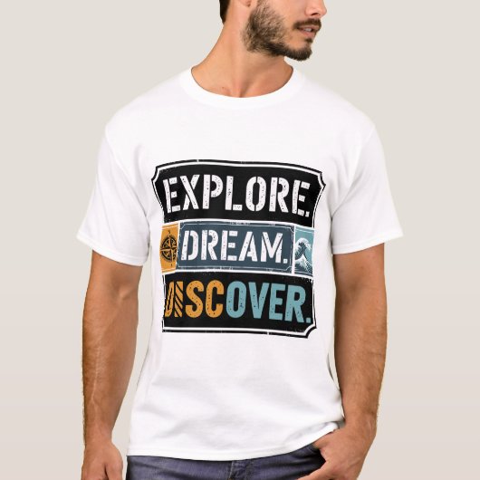 Explore Dream Discover Adventure Travel Quote Tシャツ (正面)