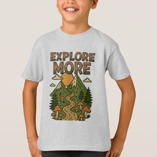 Explore More Mountains | Mushroom Hiking Adventure Tシャツ (正面)
