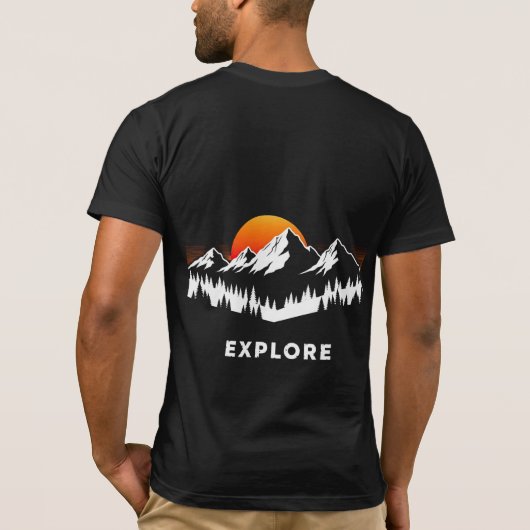 Explore Nature Mountain Sunset Minimalist Design Tシャツ (裏面)