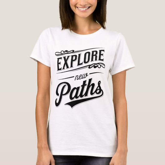 Explore New Paths Adventure Typography Tシャツ (正面)