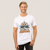 Explore the Unknown – Adventure Compass Mountain トライブレンドTシャツ (正面全面)