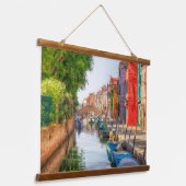 Explore the Vibrant Charm of Burano 吊り下げ型タペストリー (傾斜あり)
