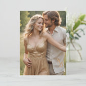 Exquisite Chic Minimalist Gold Wedding Initials 招待状 (スタンド正面)