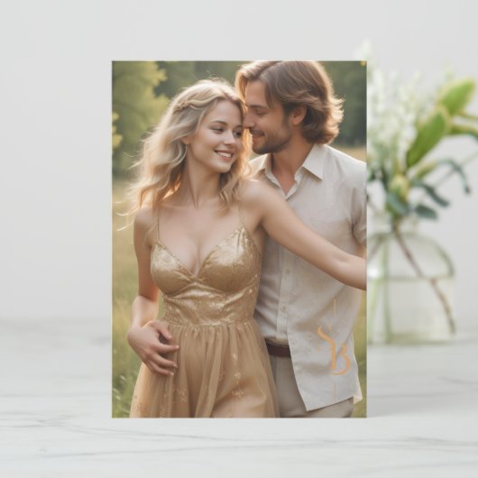 Exquisite Chic Minimalist Gold Wedding Initials 招待状 (スタンド正面)