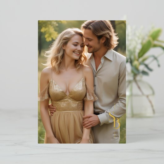 Exquisite Glam Minimalist Gold Wedding Initials 箔招待状 (立ち正面)