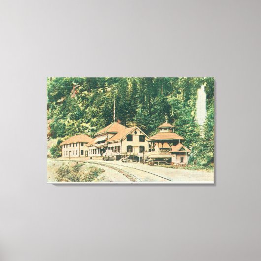 Exterior View of the ResortShasta春, CA キャンバスプリント (正面)