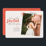 Extra Joyful Coral Pregnancy Announcement写真 シーズンカード<br><div class="desc">「このモダンクリスマス読は特別に楽しい」というメッセージが入ったカードは、あなたの家族の妊娠を知らせるのに最適だ。名前、お気に入りの写真、短いメッセージでパーソナライズ。UnsplashのJessica Rockowitsによるカラーコーラルイメージ</div>