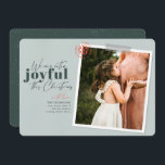 Extra Joyful Green Pregnancy Announcement写真 シーズンカード<br><div class="desc">「このモダンクリスマス読は特別に楽しい」というメッセージが入ったカードは、あなたの家族の妊娠を知らせるのに最適だ。名前、お気に入りの写真、短いメッセージでパーソナライズ。UnsplashのJessica Rockowitsによるカラーグリーンイメージ</div>