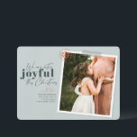 Extra Joyful Green Pregnancy Announcement写真 シーズンカード<br><div class="desc">「このモダンクリスマスは読楽しい」というメッセージが付いた休日のカードは、あなたの家族の妊娠を発表するのに最適だ。名前、お気に入りの写真、短いメッセージでパーソナライズ。UnsplashのJessica Rockowitsによるカラーグリーンイメージ</div>