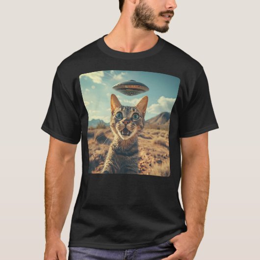 Extraterrestrial Encounter Cat Selfie with Alien U Tシャツ (正面)