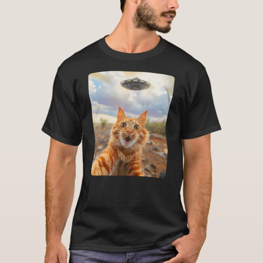 Extraterrestrial Encounter Cat Selfie with UFO (3) Tシャツ (正面)