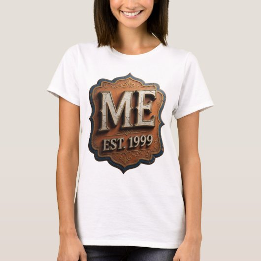 Eye-Catching Gold ME EST 1999 デザイン Tシャツ (正面)