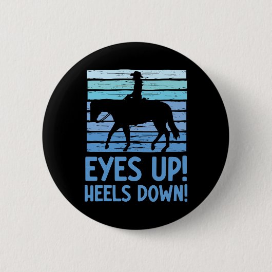 Eyes Up Heel Down – 西ライダー馬術師 缶バッジ (正面)