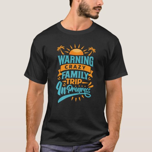 F警告と熱狂するの家族旅行が進行中 Tシャツ (正面)