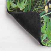 F2ミツバチが紫色の野草に咲く マウスパッド (コーナー)