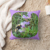 F32wミツバチon紫の野花 クッション (ブランケット)
