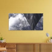 F-117Aよだかいが山を飛び越える キャンバスプリント (インサイチュ (リビング))