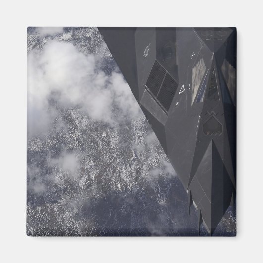 F-117Aよだかいが山を飛び越える マグネット (正面)